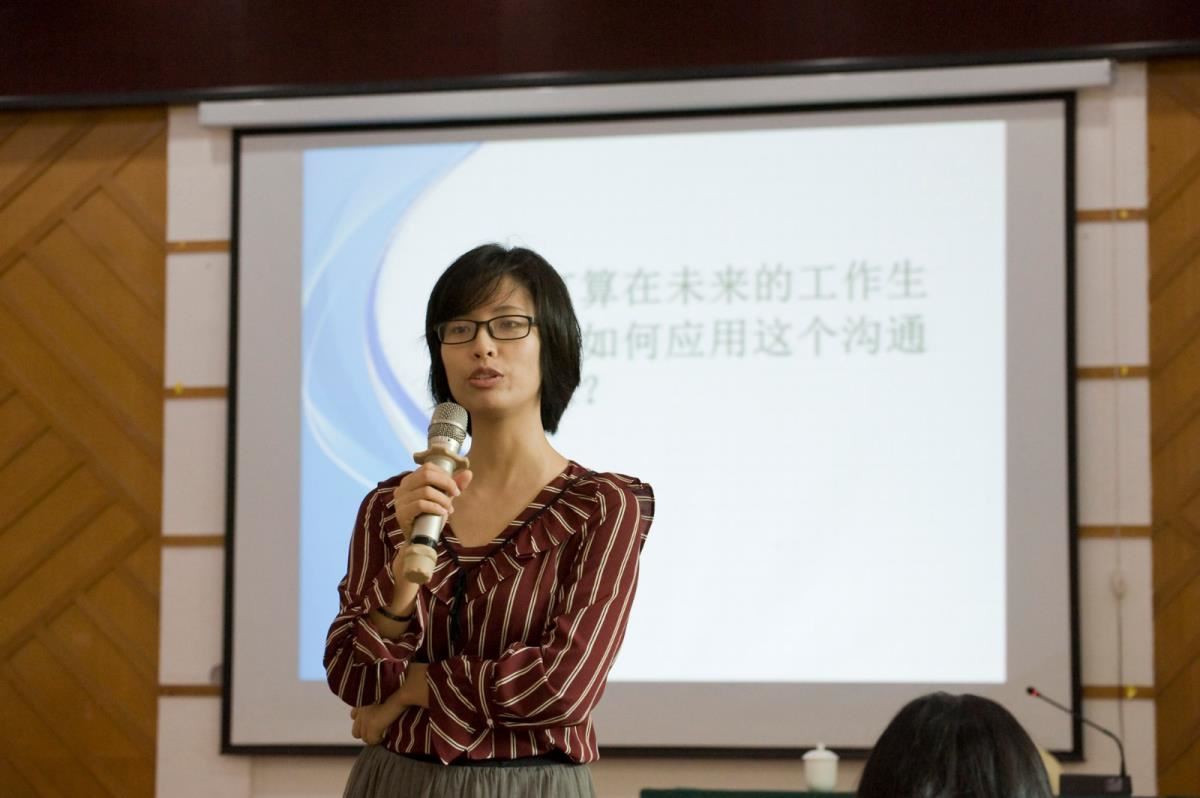 杨艳玲主持读书分享会