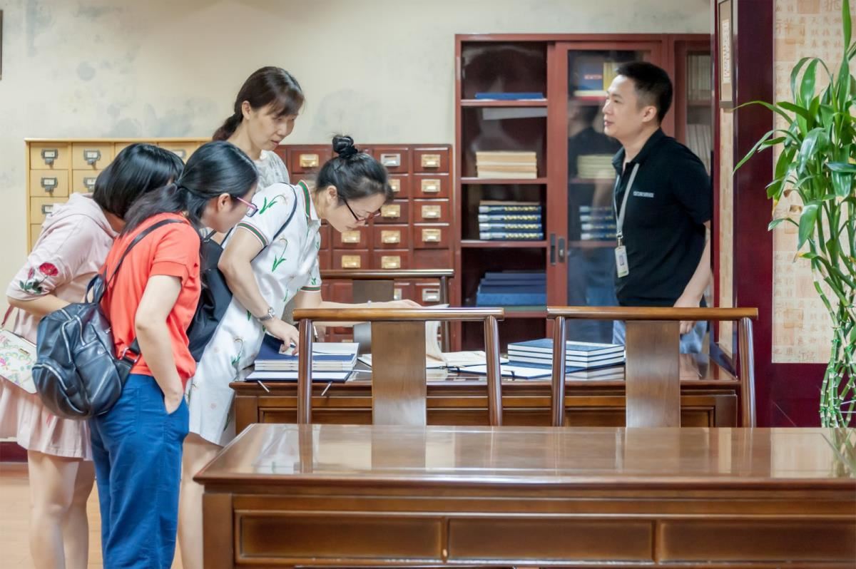5.学员在成都市图书馆开展现场教学
