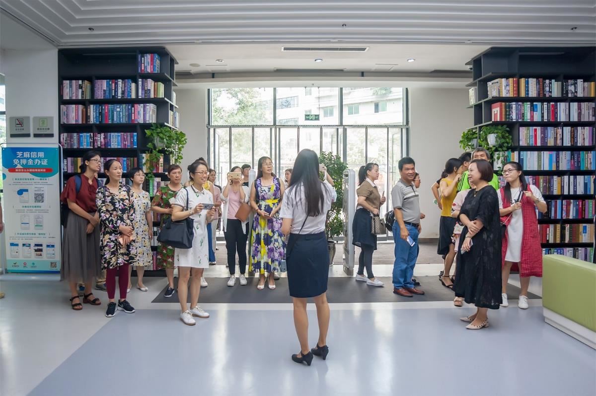 6.学员在成都市成华区图书馆开展现场教学