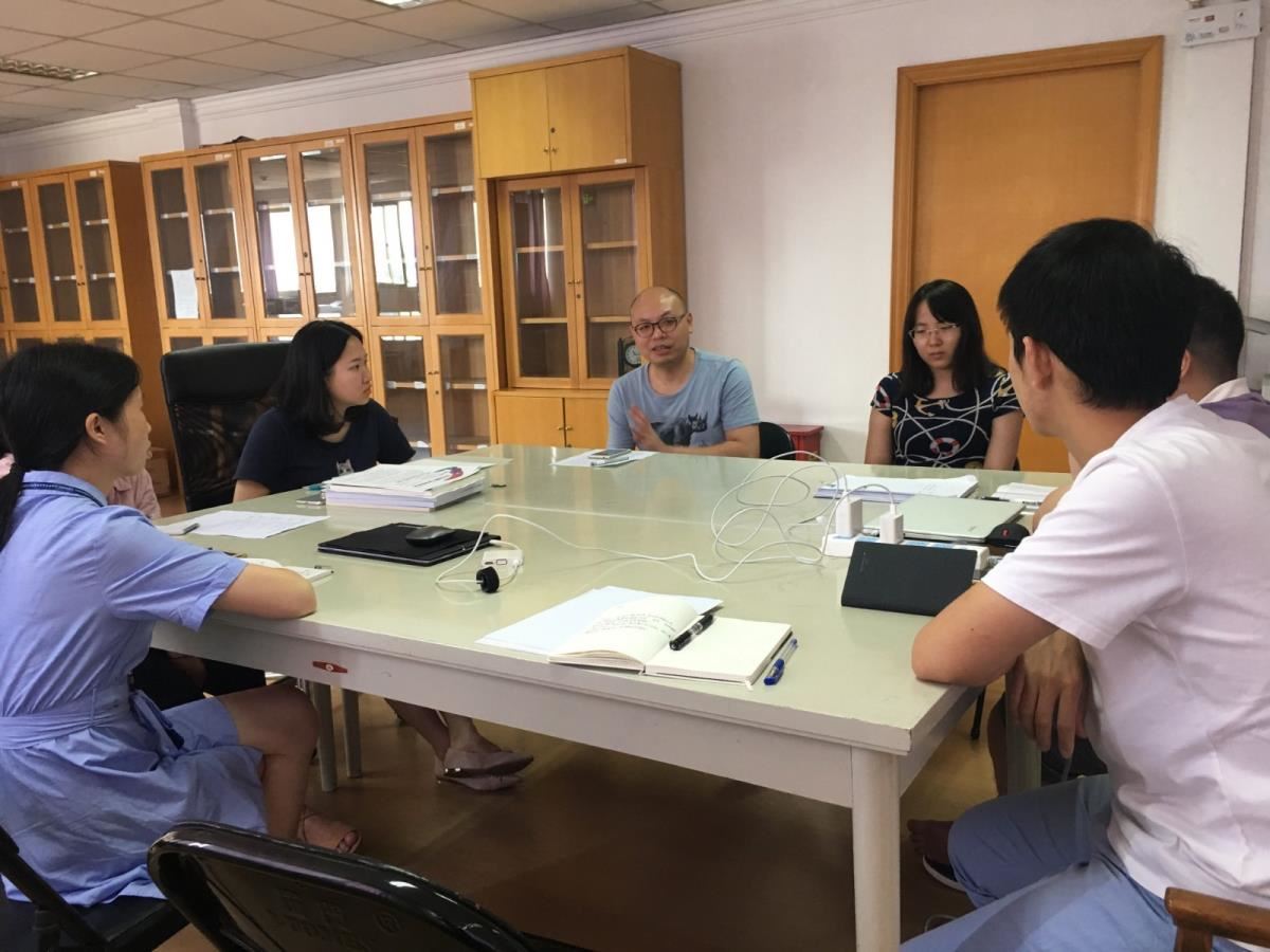战略信息部薛亮老师在为学员们介绍人大常委会工作内容
