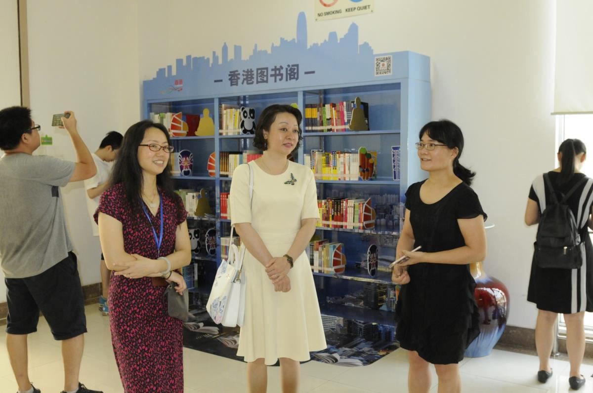 黄艳书记（前排左一）带领参观团参观“香港图书阁”