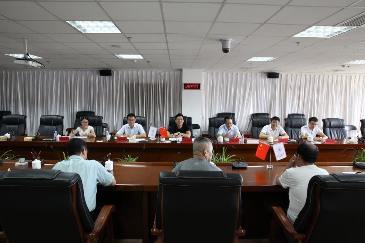 召开座谈会