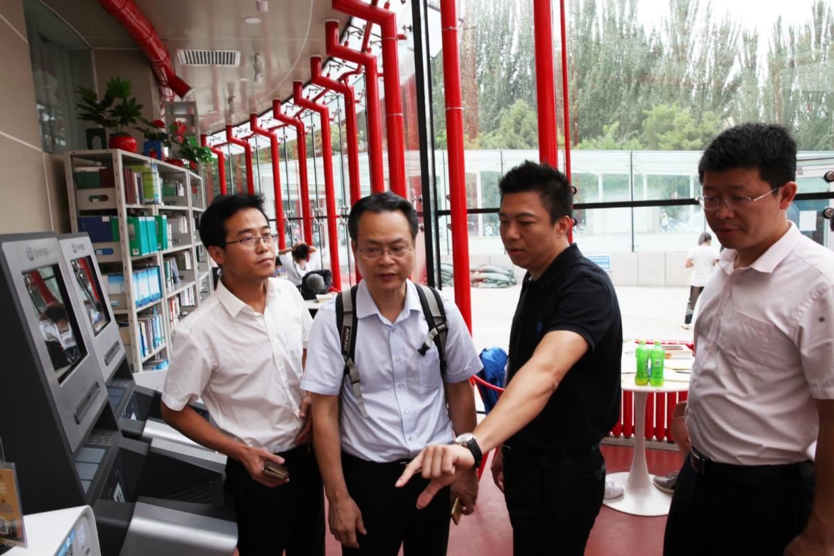 参观24小时自助图书室