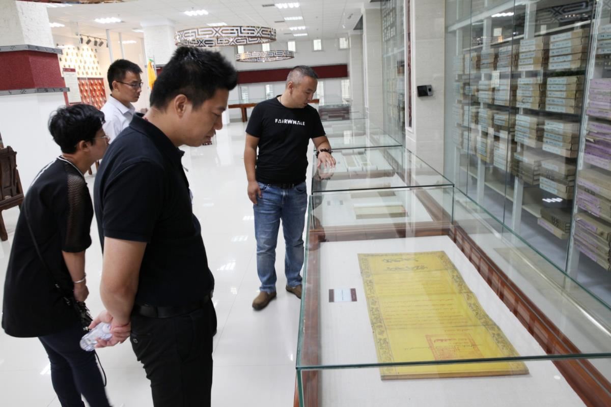 参观古籍阅览室
