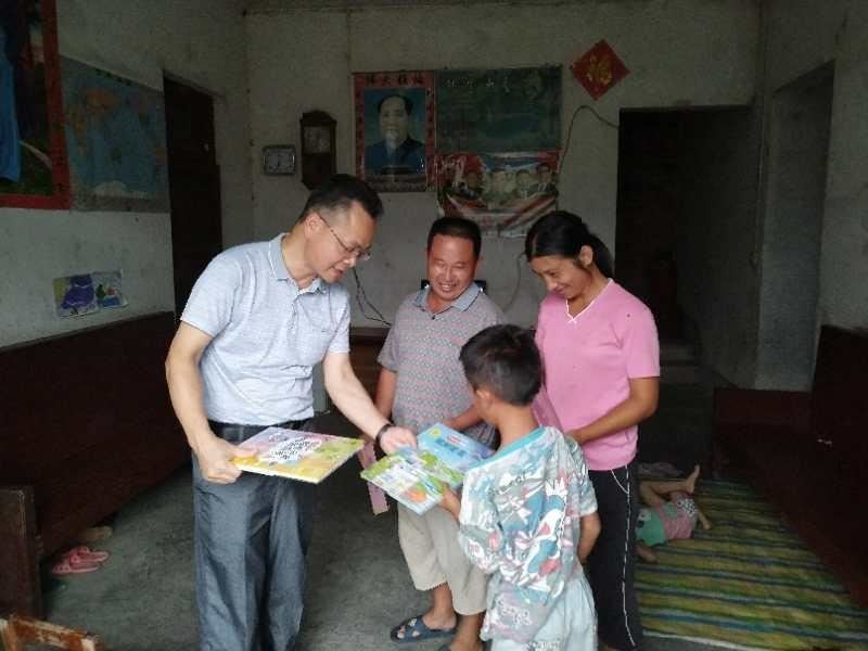 为贫困户孩子捐赠图书