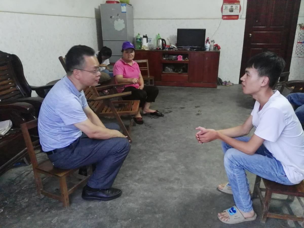 与即将入学的贫困户大学生座谈
