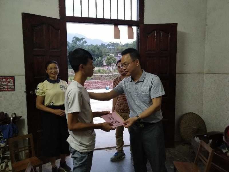 慰问资助新考入大学的贫困学子