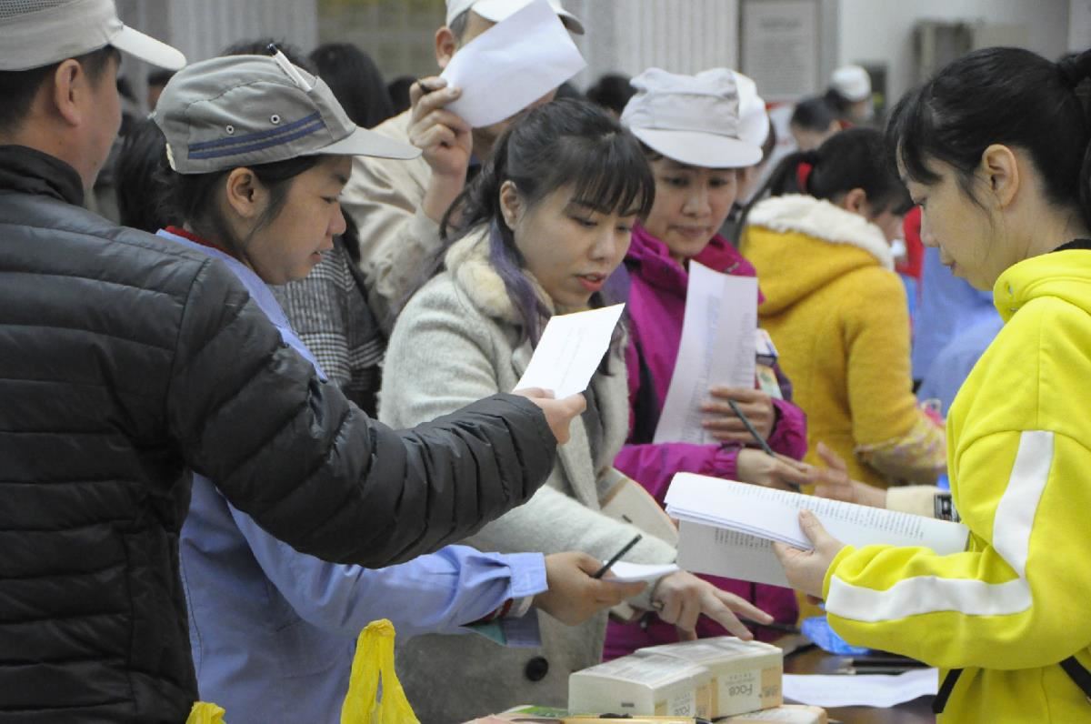 企业员工领奖品