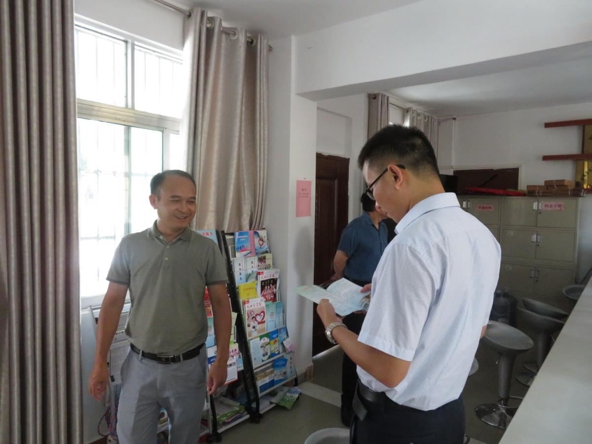 6.认真阅读江平镇万尾村村综合服务中心的文化宣传手册