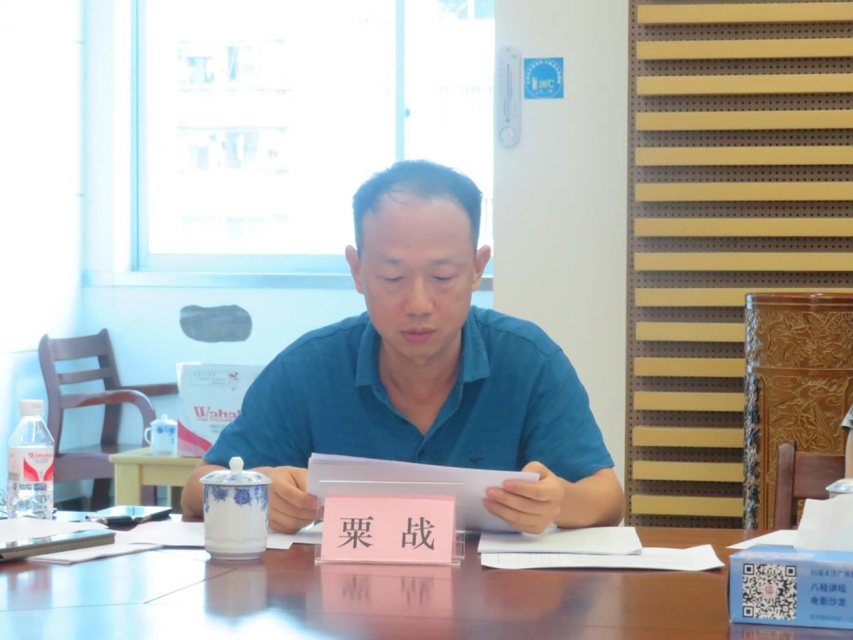 6.南宁市电视台新媒体部主任粟战逐个点评申报项目