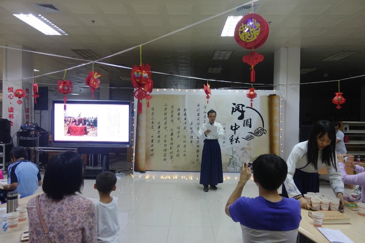 工作人员介绍中秋的由来历史