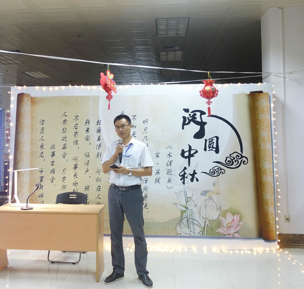 广西图书馆副馆长彭松林现场即兴诵读
