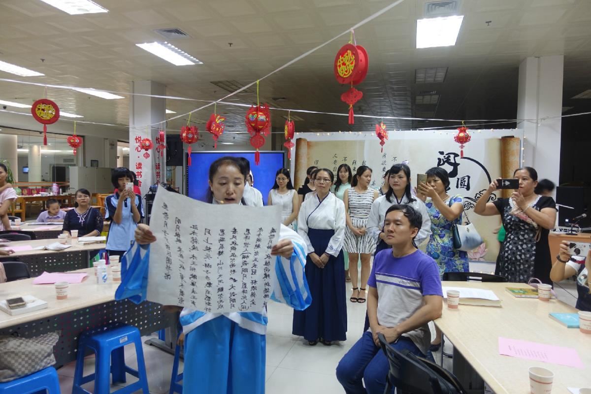老师带领大家体验拜月仪式