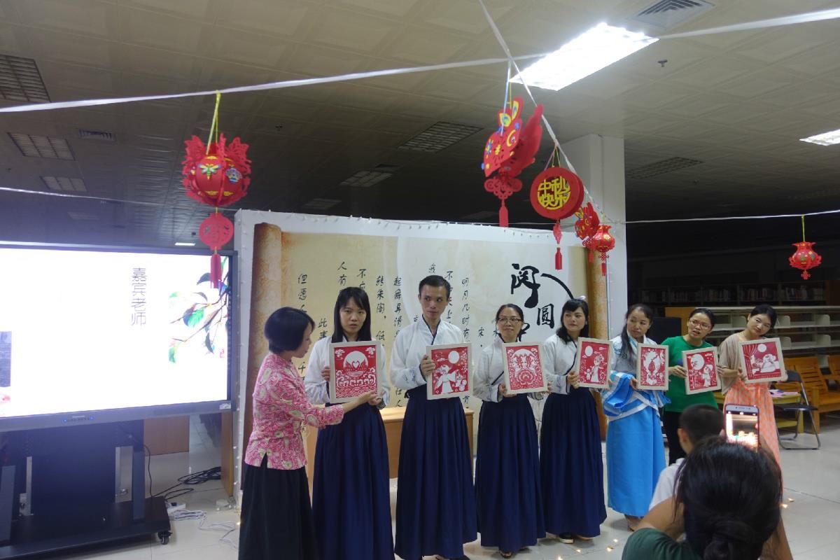 诗意剪纸，老师给每一幅剪纸讲解