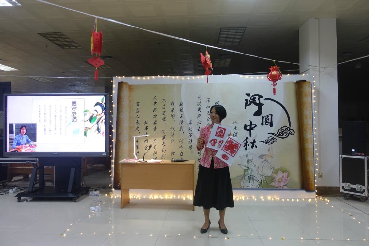 钟老师讲授剪纸的艺术和技巧