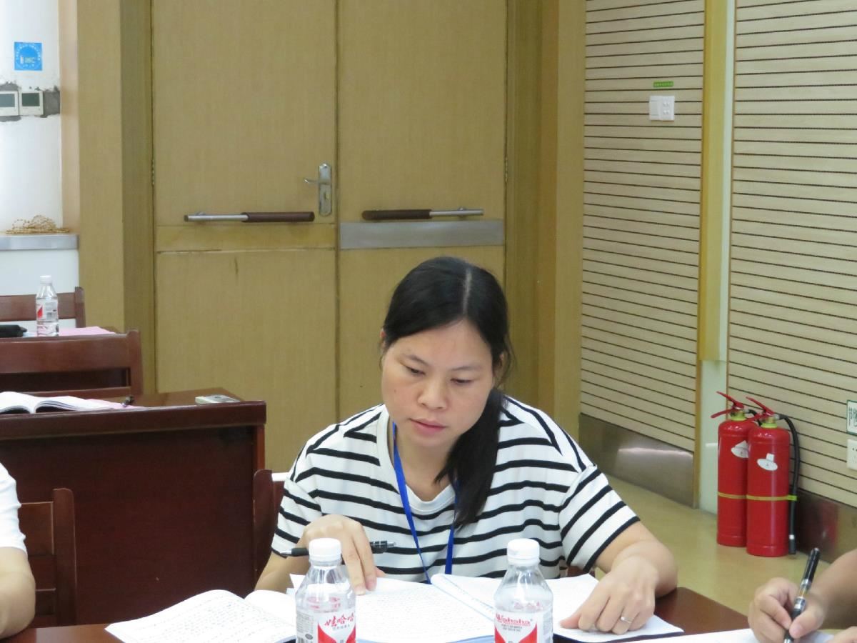 财务科副科长刘燕群发言