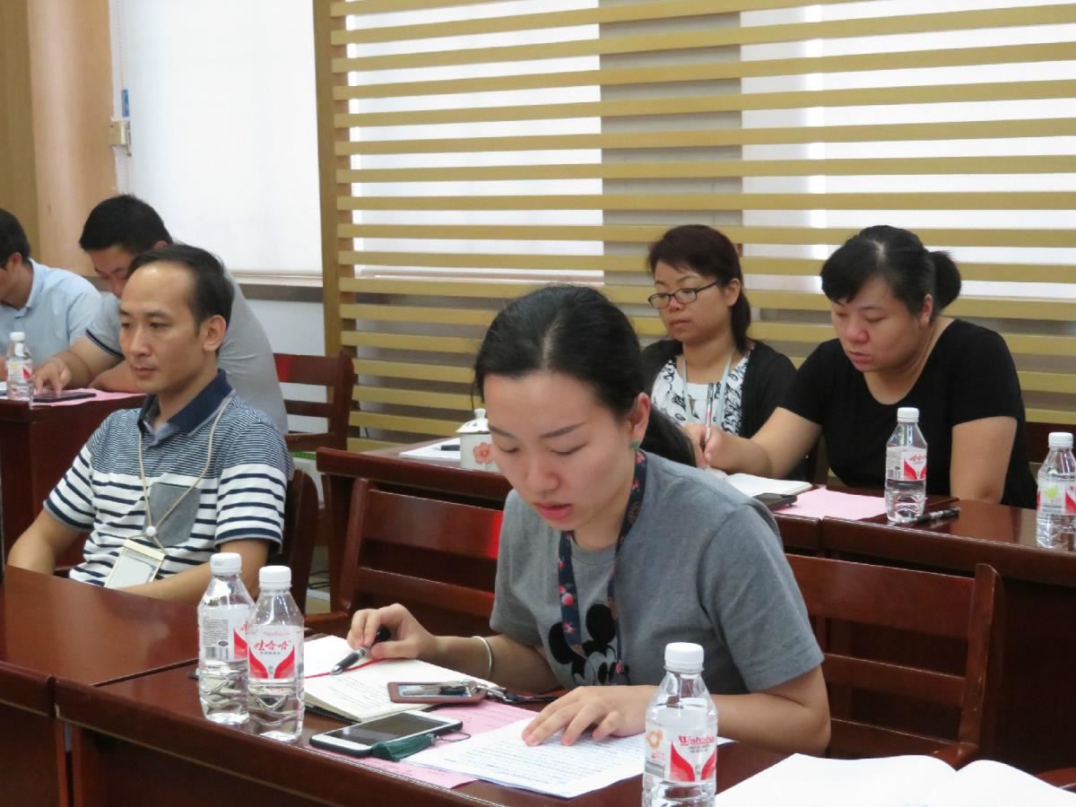 信息部副主任肖潇发言