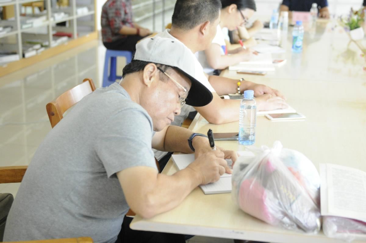 书友认真做笔记