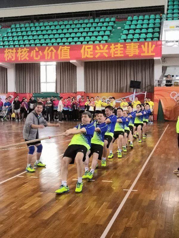 拔河队参加比赛