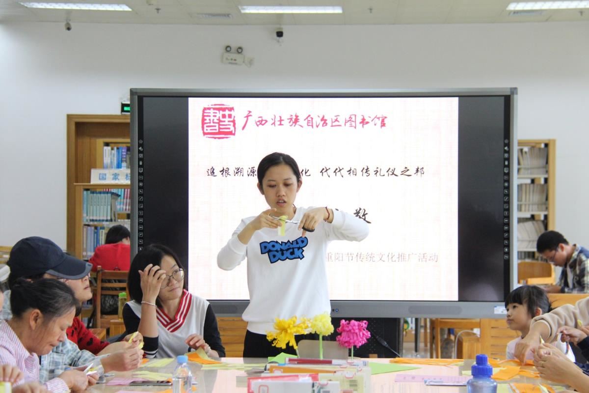 周老师现场演示制作手工菊花