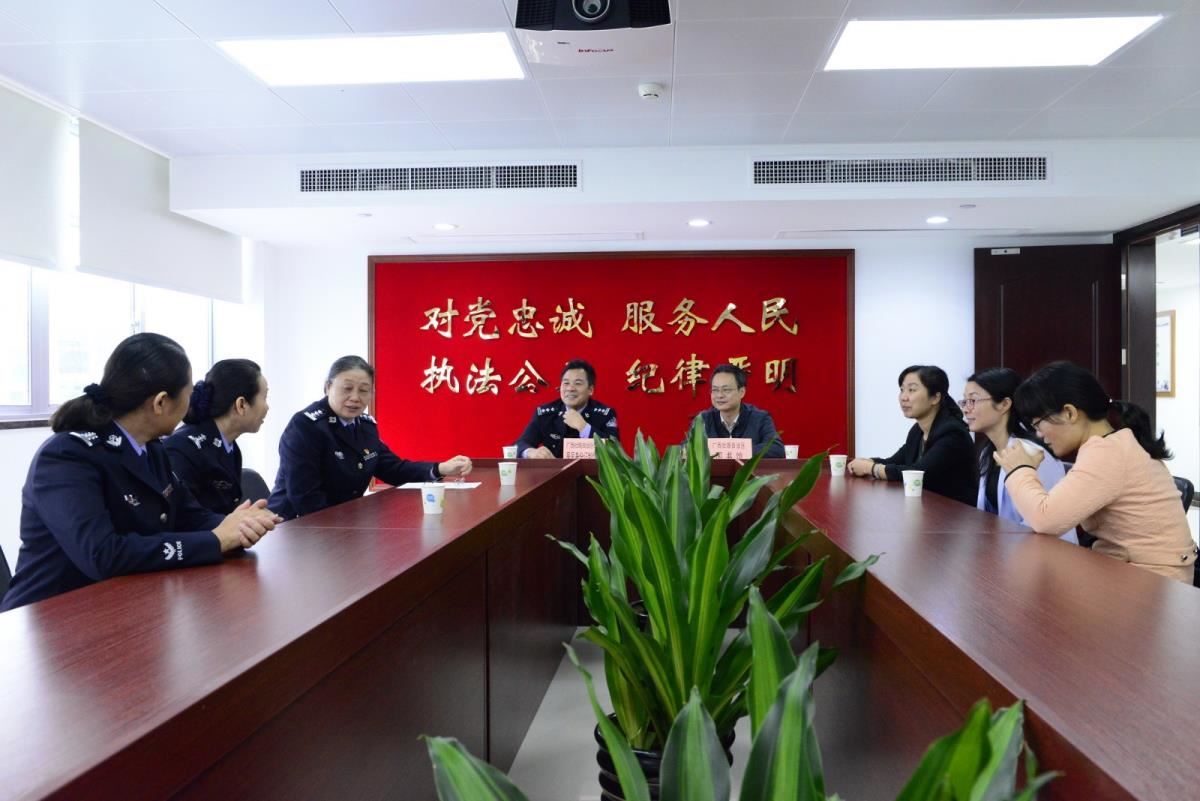 召开座谈