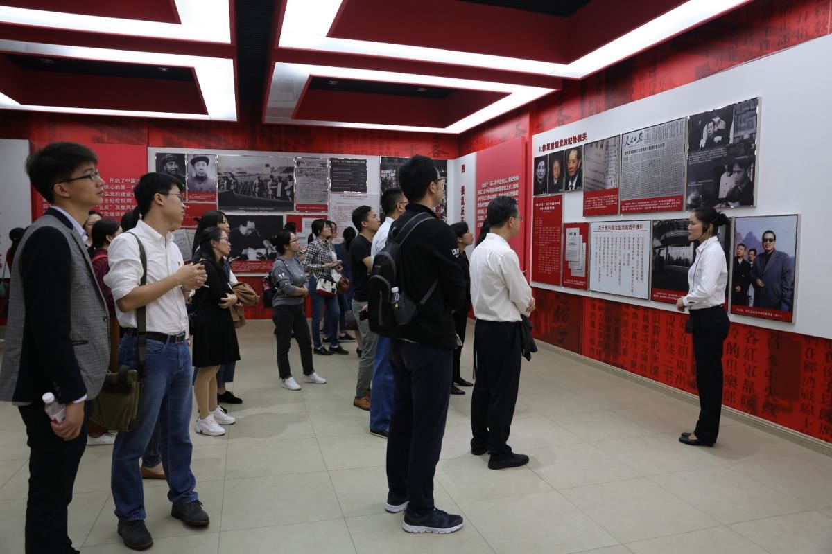观看廉政教育展览
