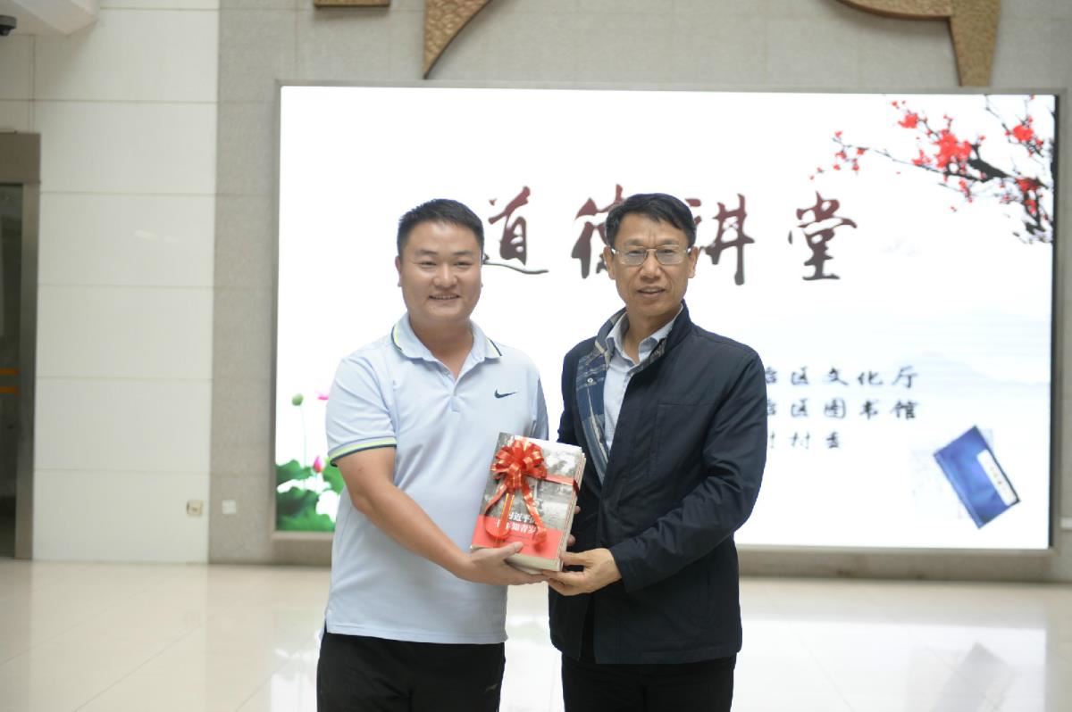 7唐正柱副厅长向马圣村委赠书