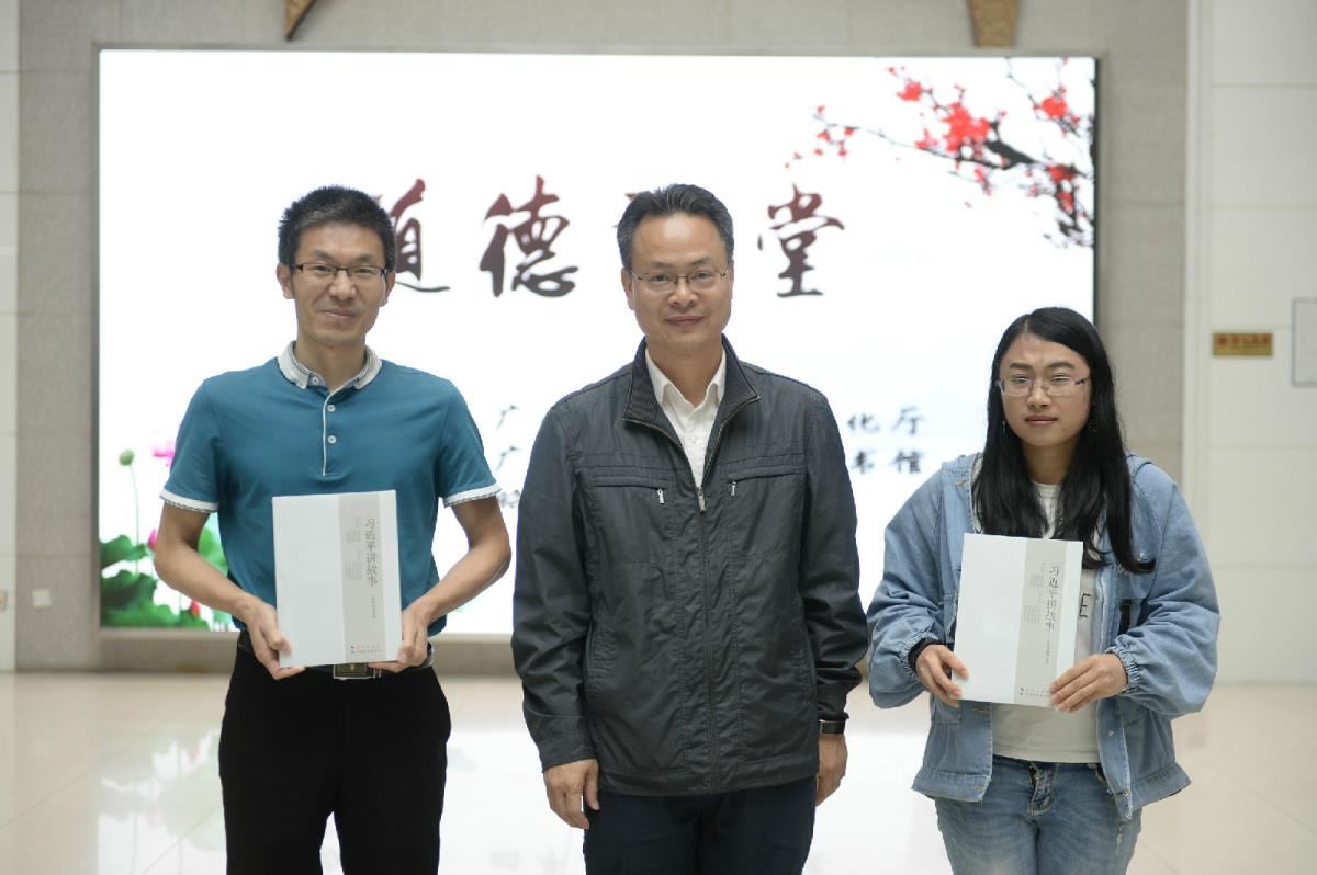 8韦江馆长向读者赠书