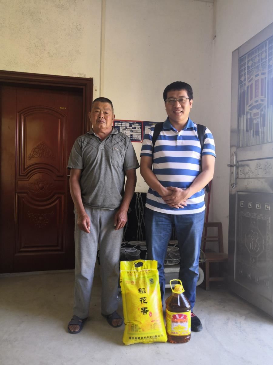入户慰问贫困户