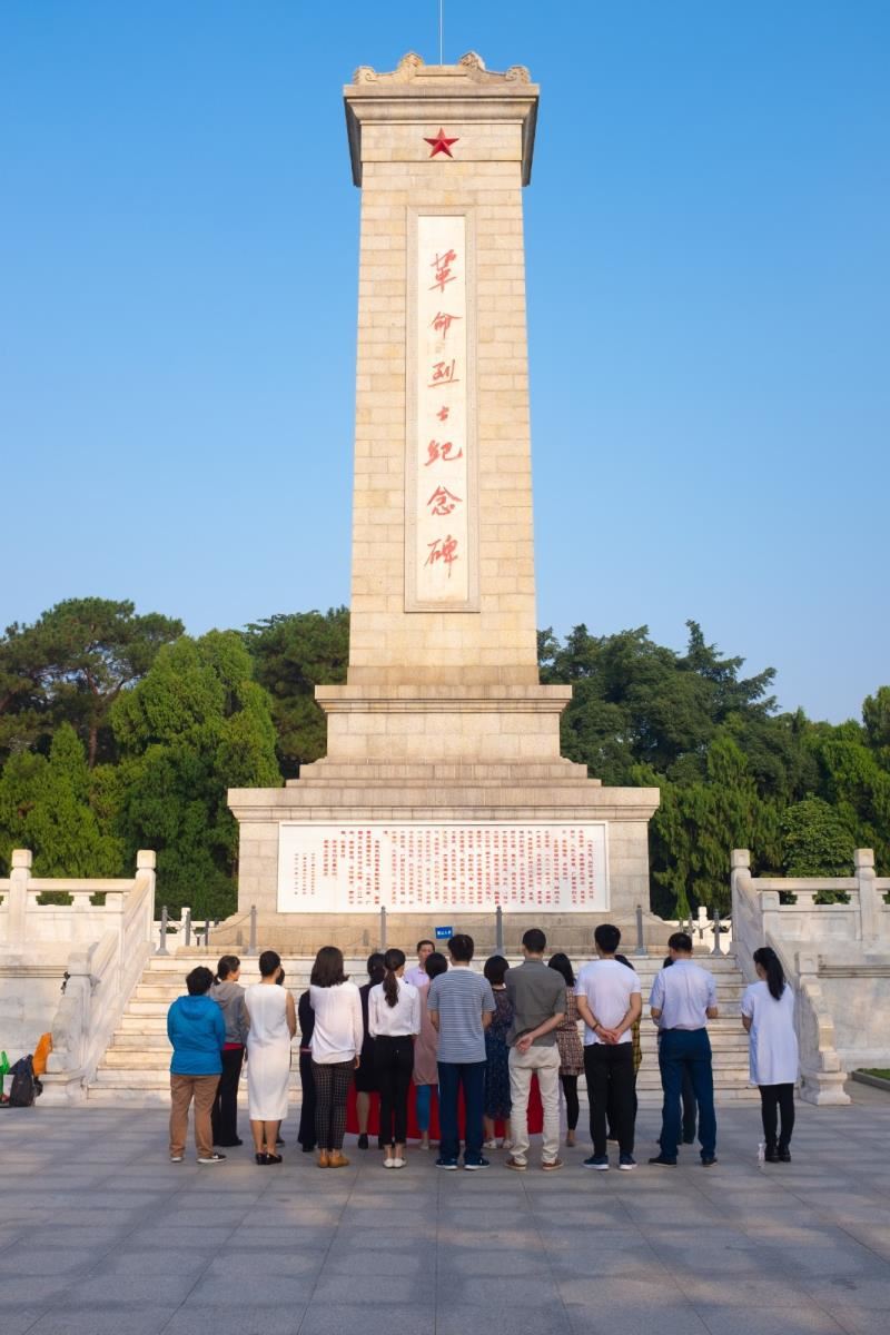 勉怀革命先烈