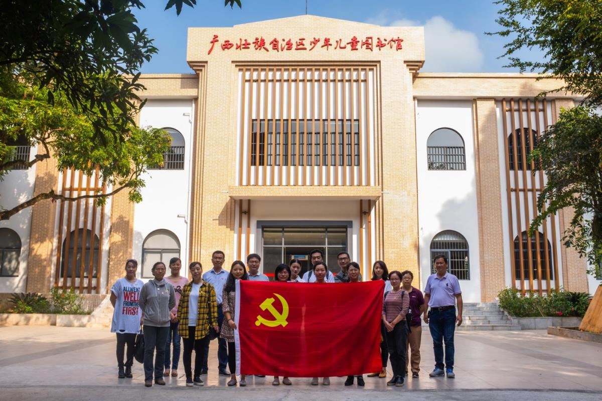 参观后在少儿馆大门合影