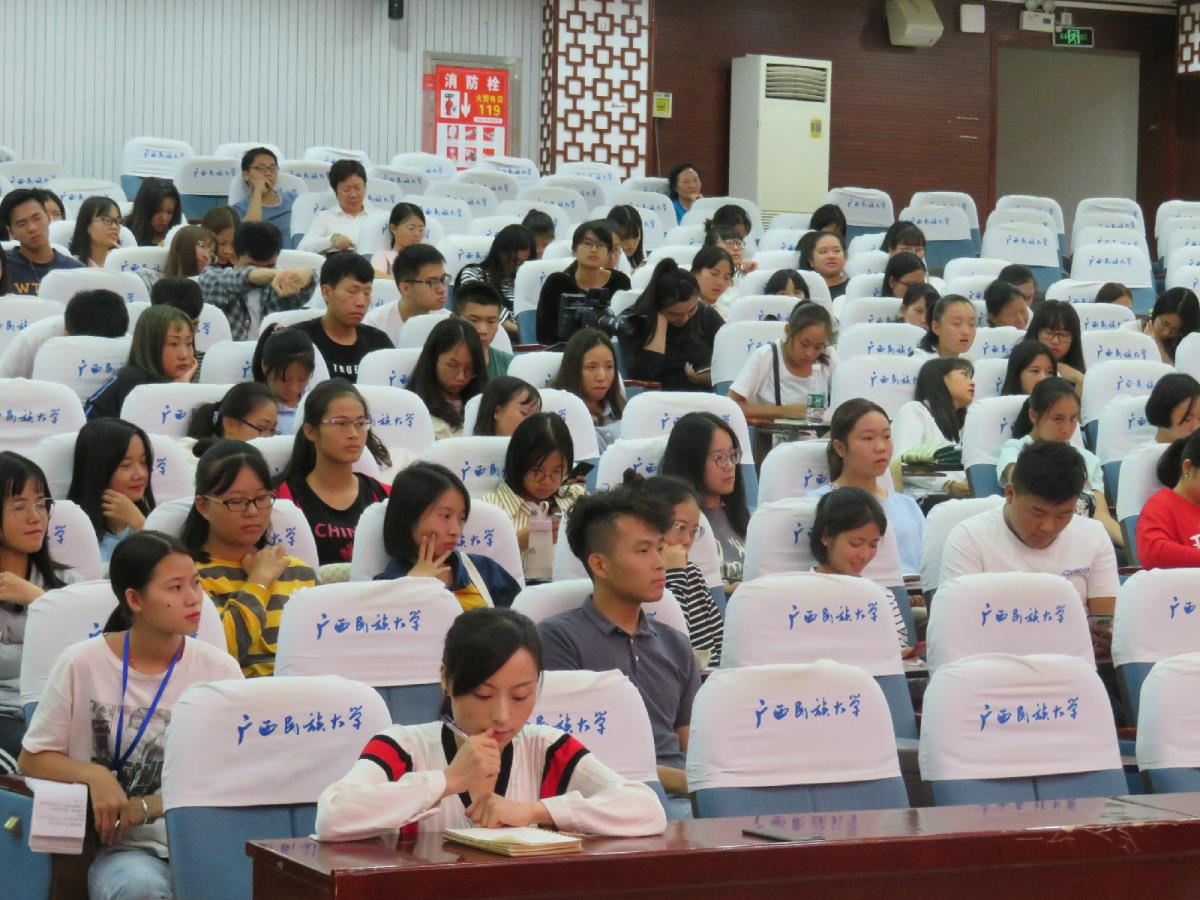 3.民大师生们在听讲座