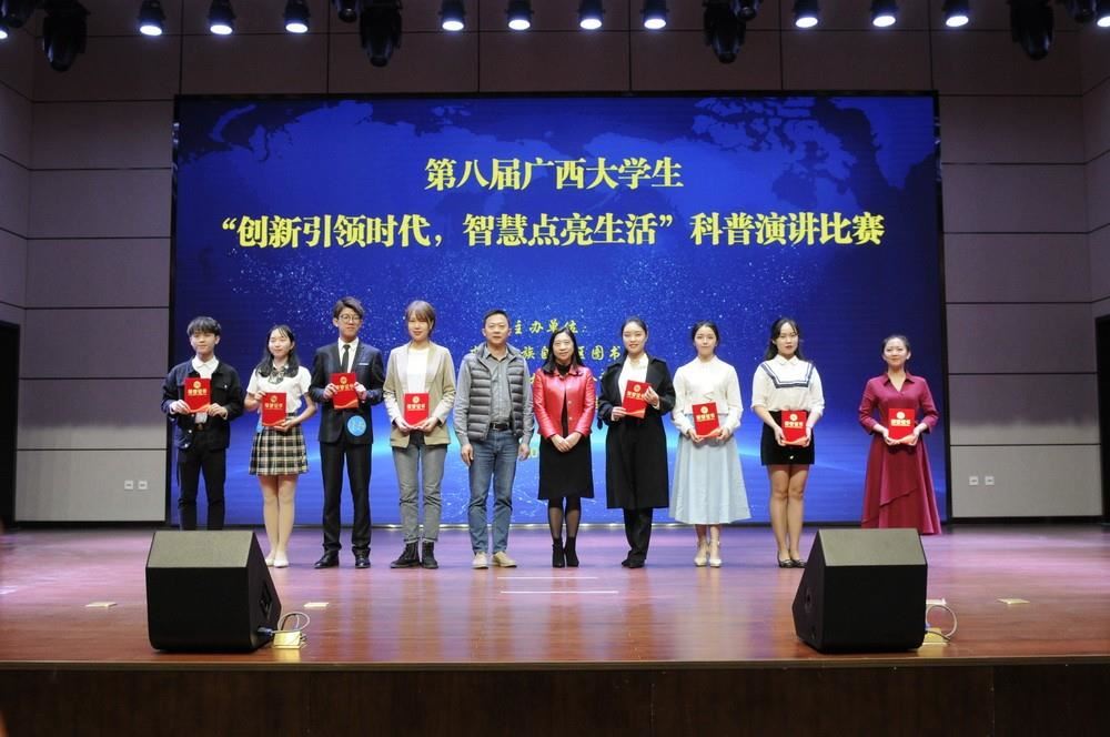 领导与二等奖选手合影