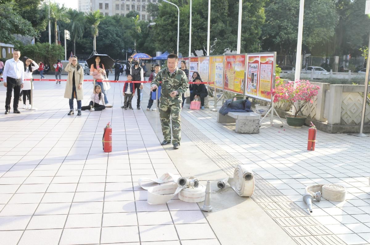 到馆读者聆听教官讲解消防知识