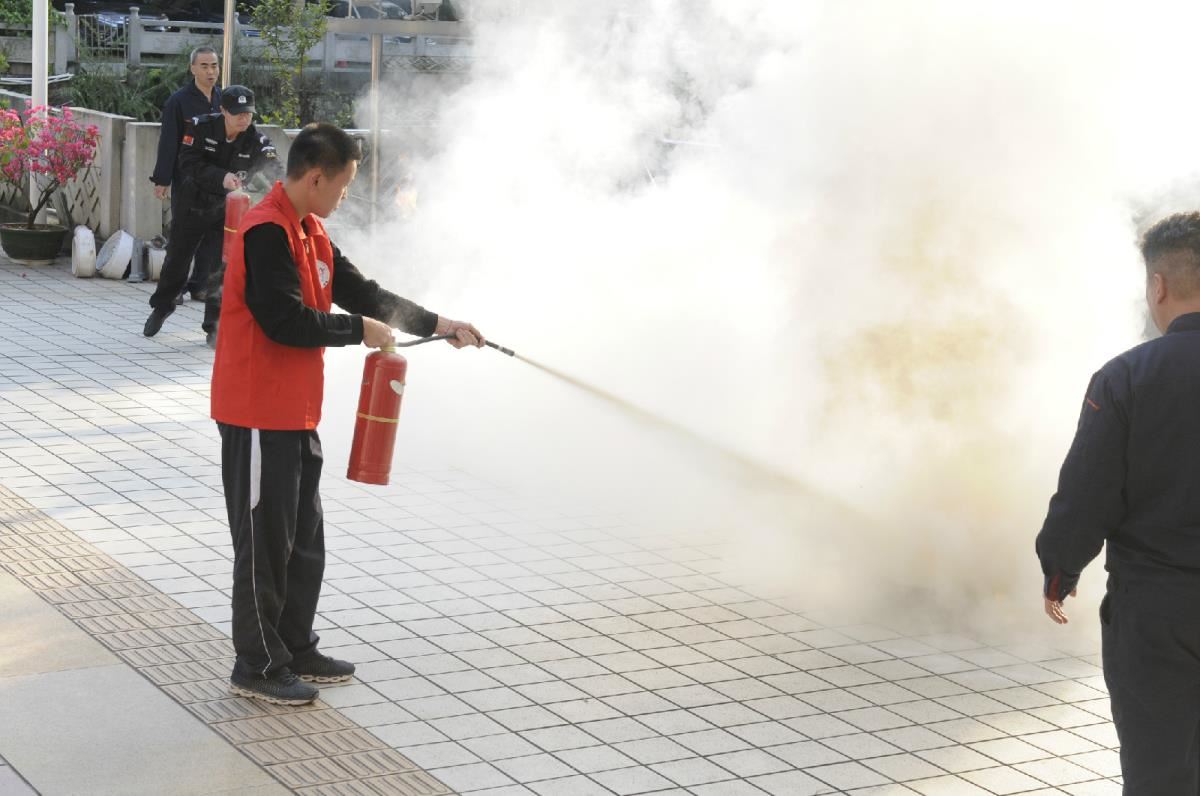 志愿者代表模拟着火点灭火