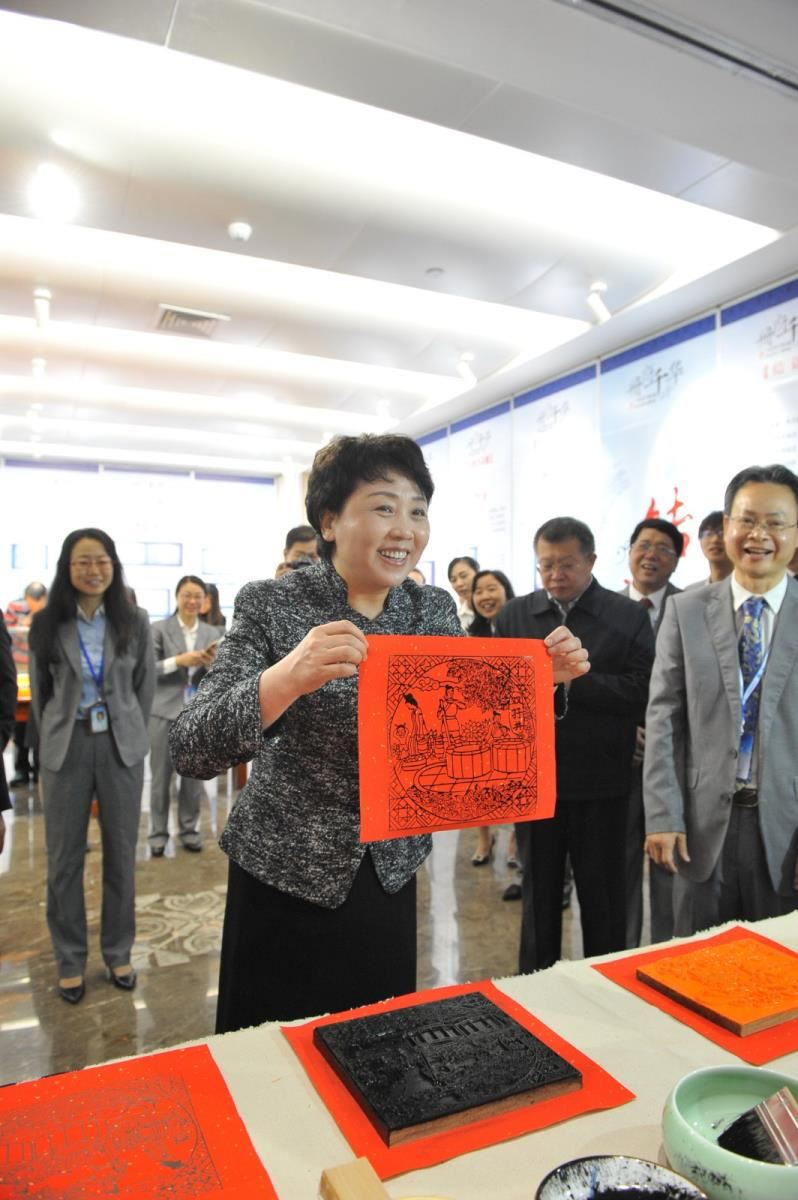 范晓莉部长体验雕版印刷