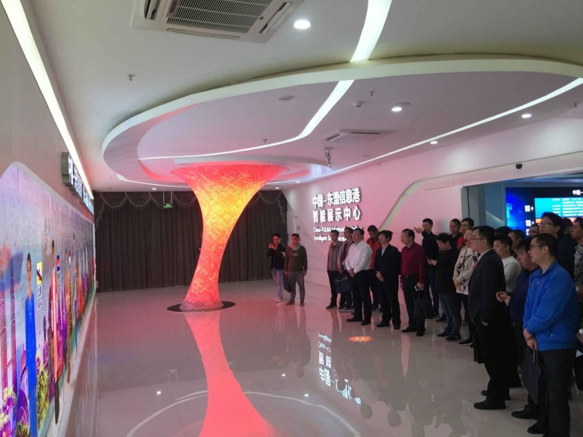 参观中国-东盟信息港
