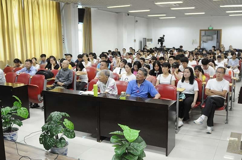 读者认真聆听讲座