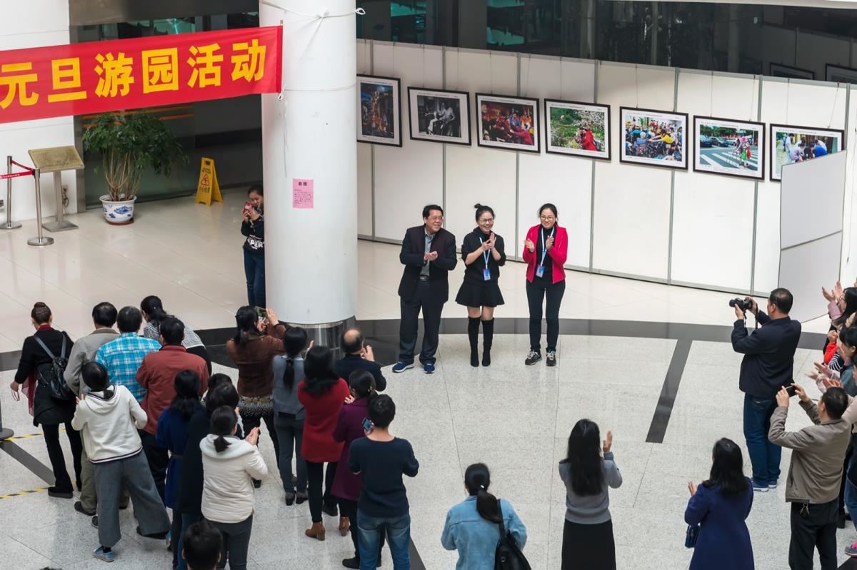 工会主席黄胜珠宣布活动开始