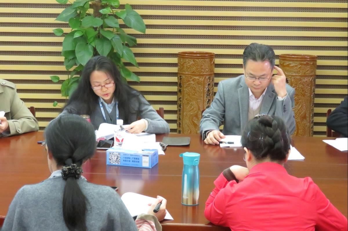 黄艳书记主持学习会议
