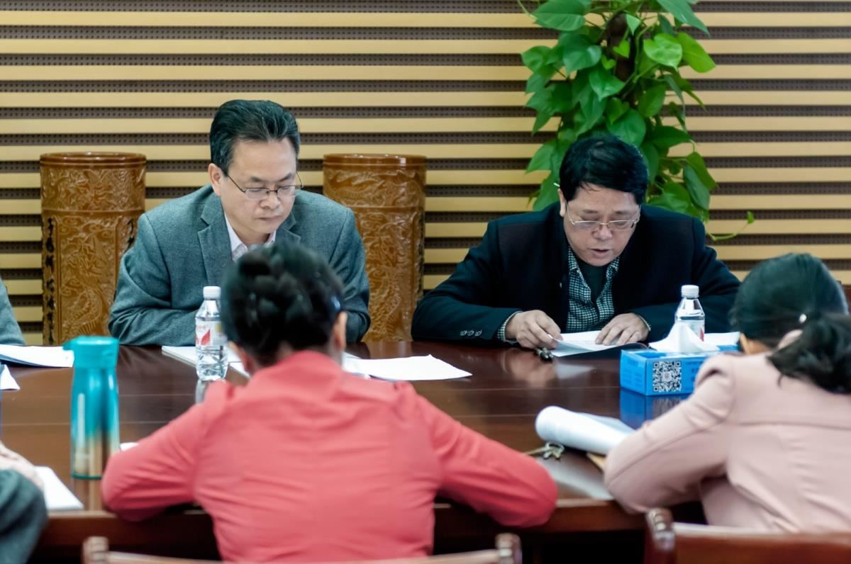 黄胜珠副馆长做重点发言