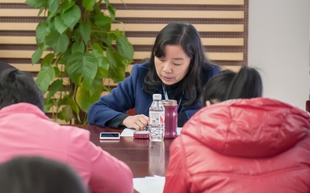 曾红辉副馆长作重点发言