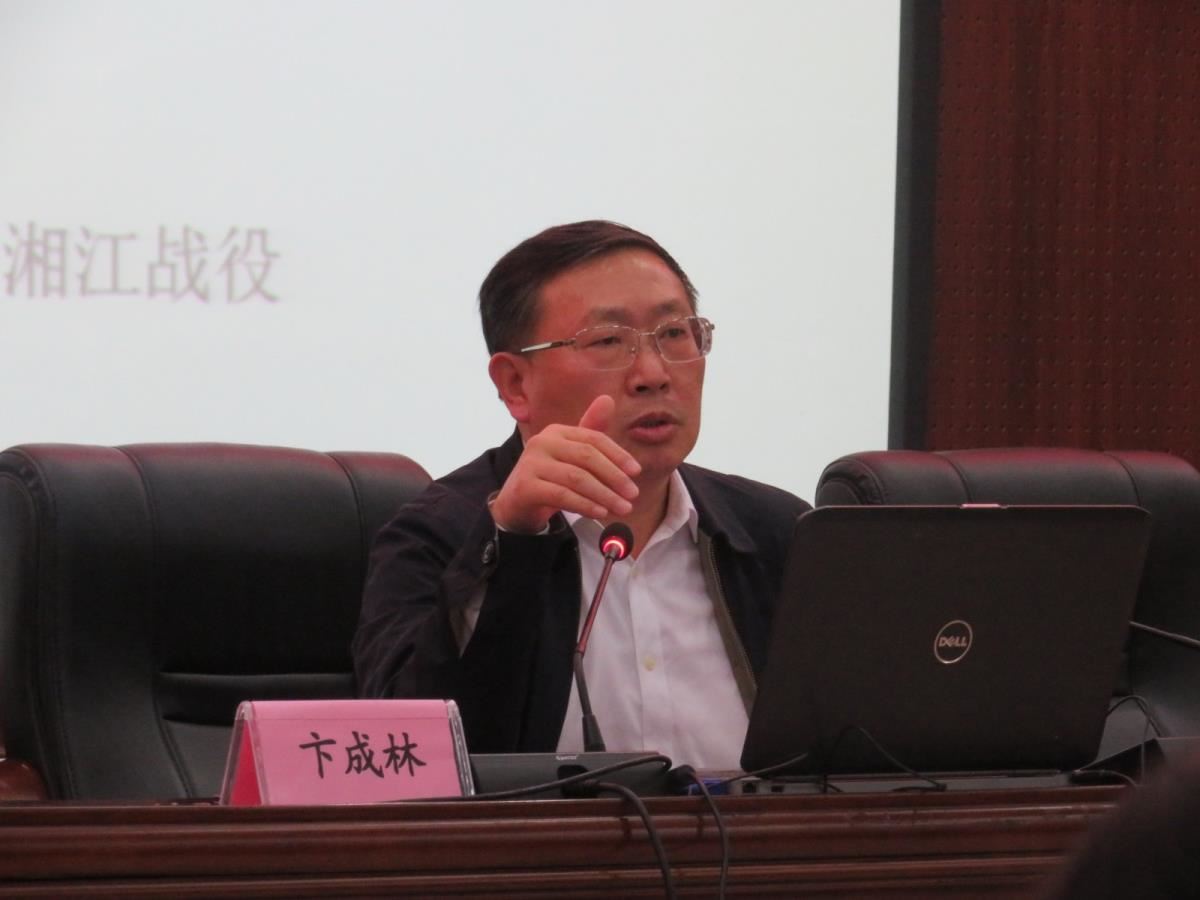 卞成林教授在授课