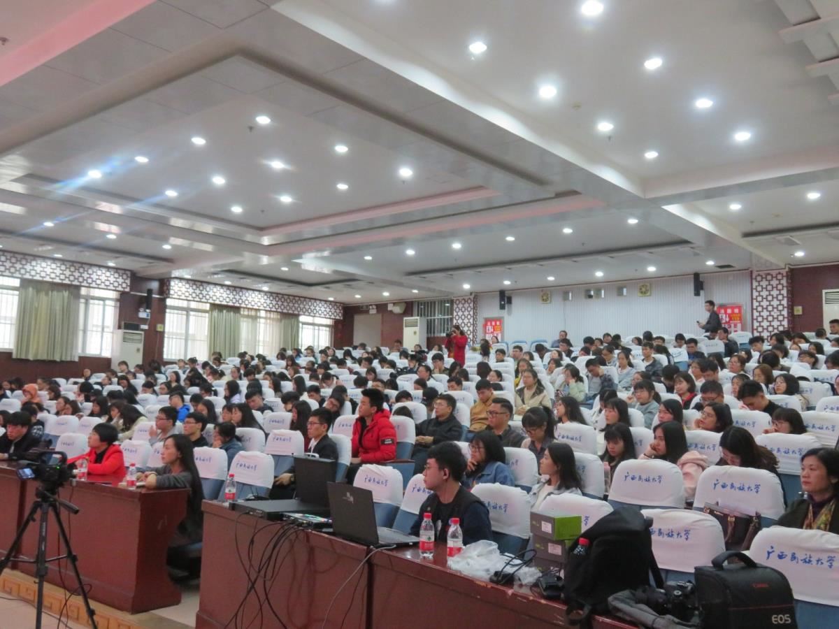 现场师生认真聆听讲座