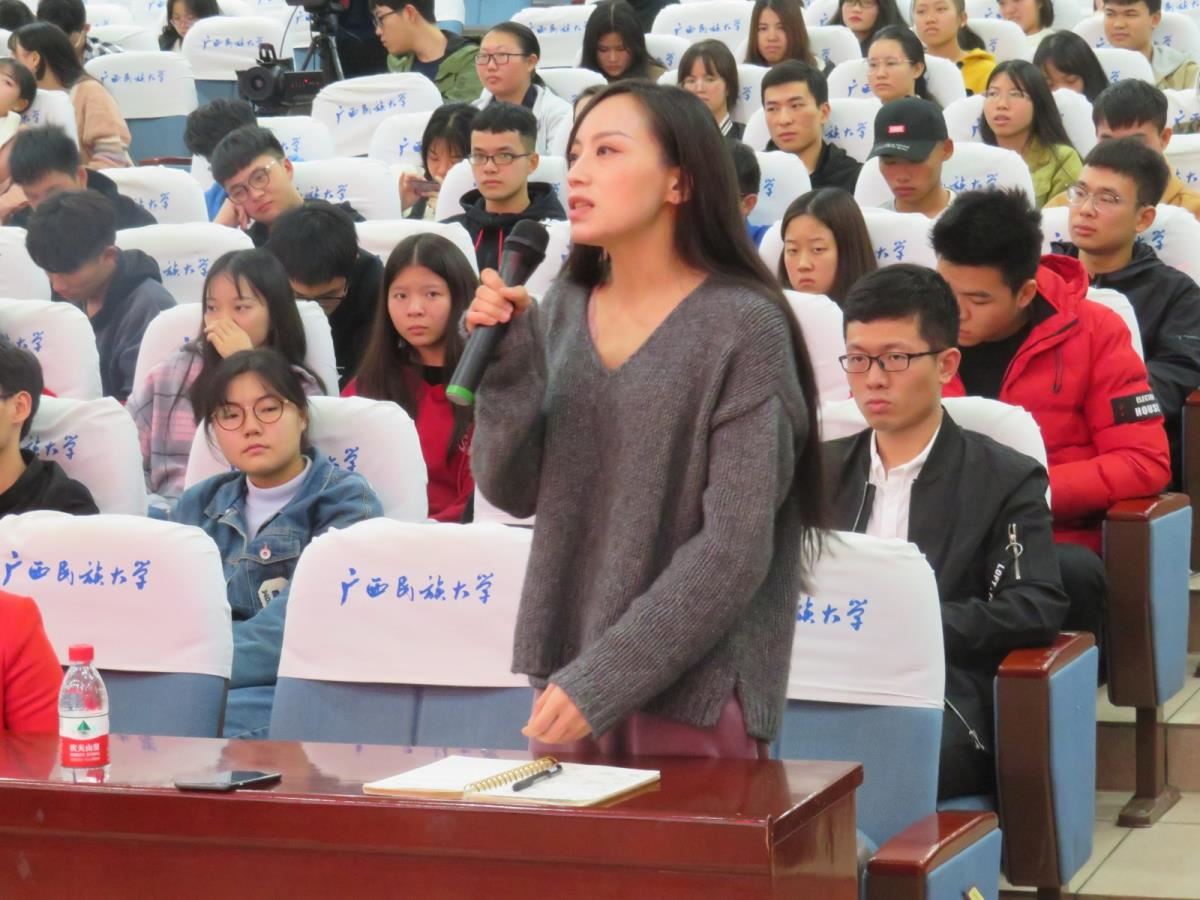 学生现场提问