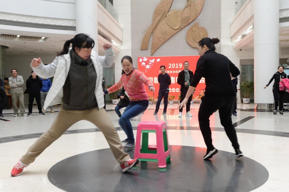 抢板凳比赛