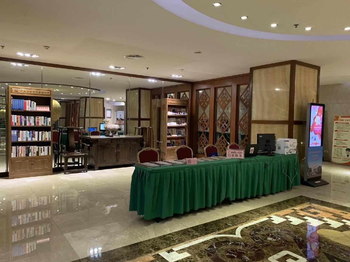 布置完成的南宁饭店两会服务点1