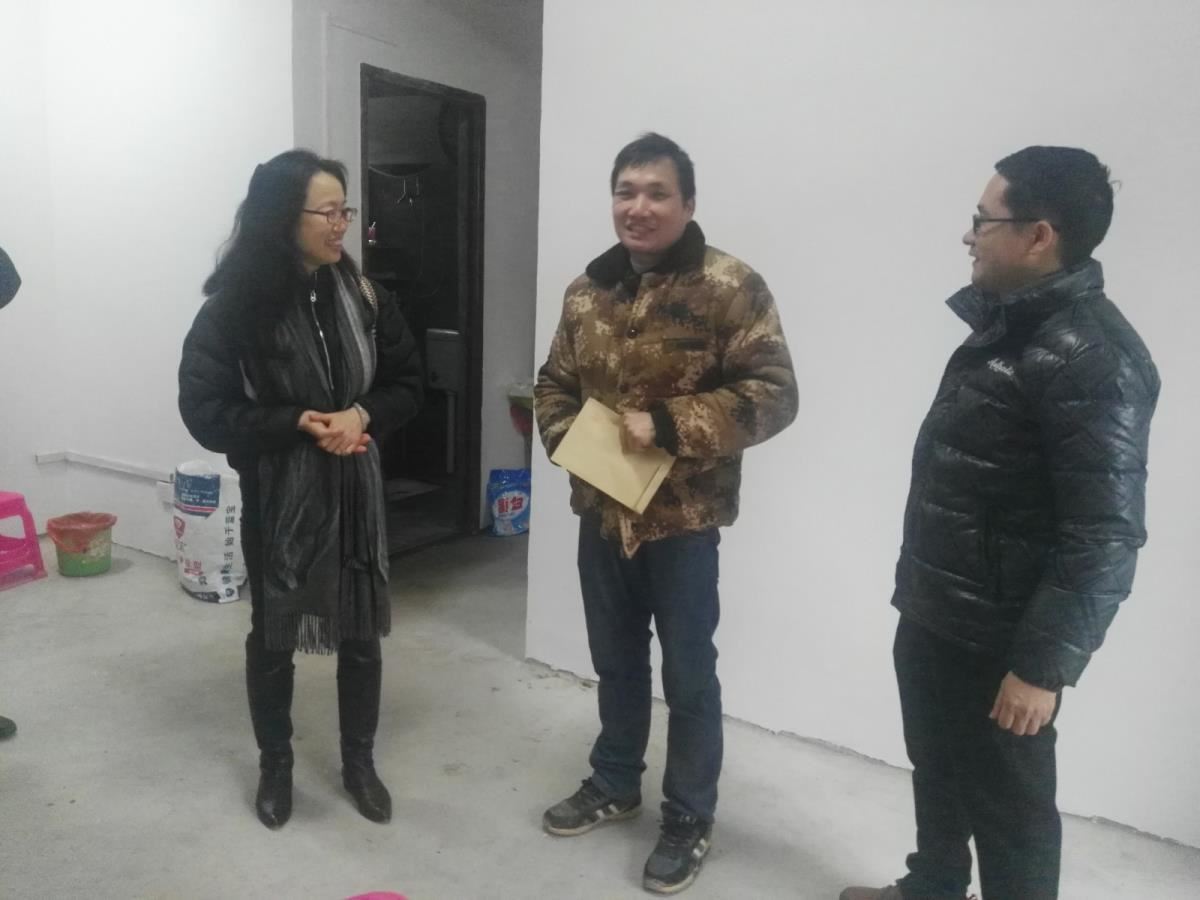 到移民搬迁区了解贫困户生活情况