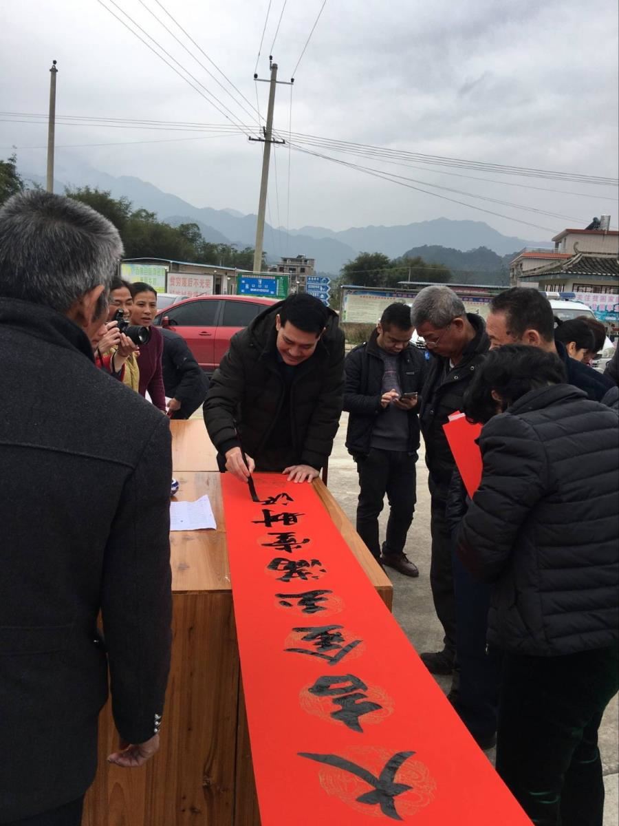 派出书法老师为马圣村民赠写春联