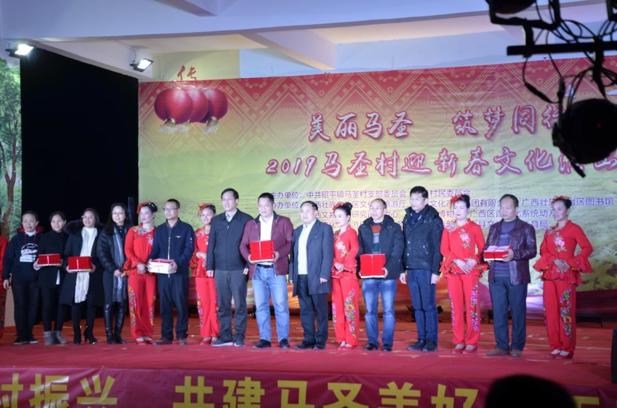 为“红领巾相约中国梦”主题征文活动的获奖代表进行颁奖